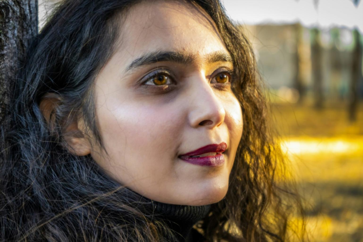 Artista makeup al lavoro durante una sessione professionale