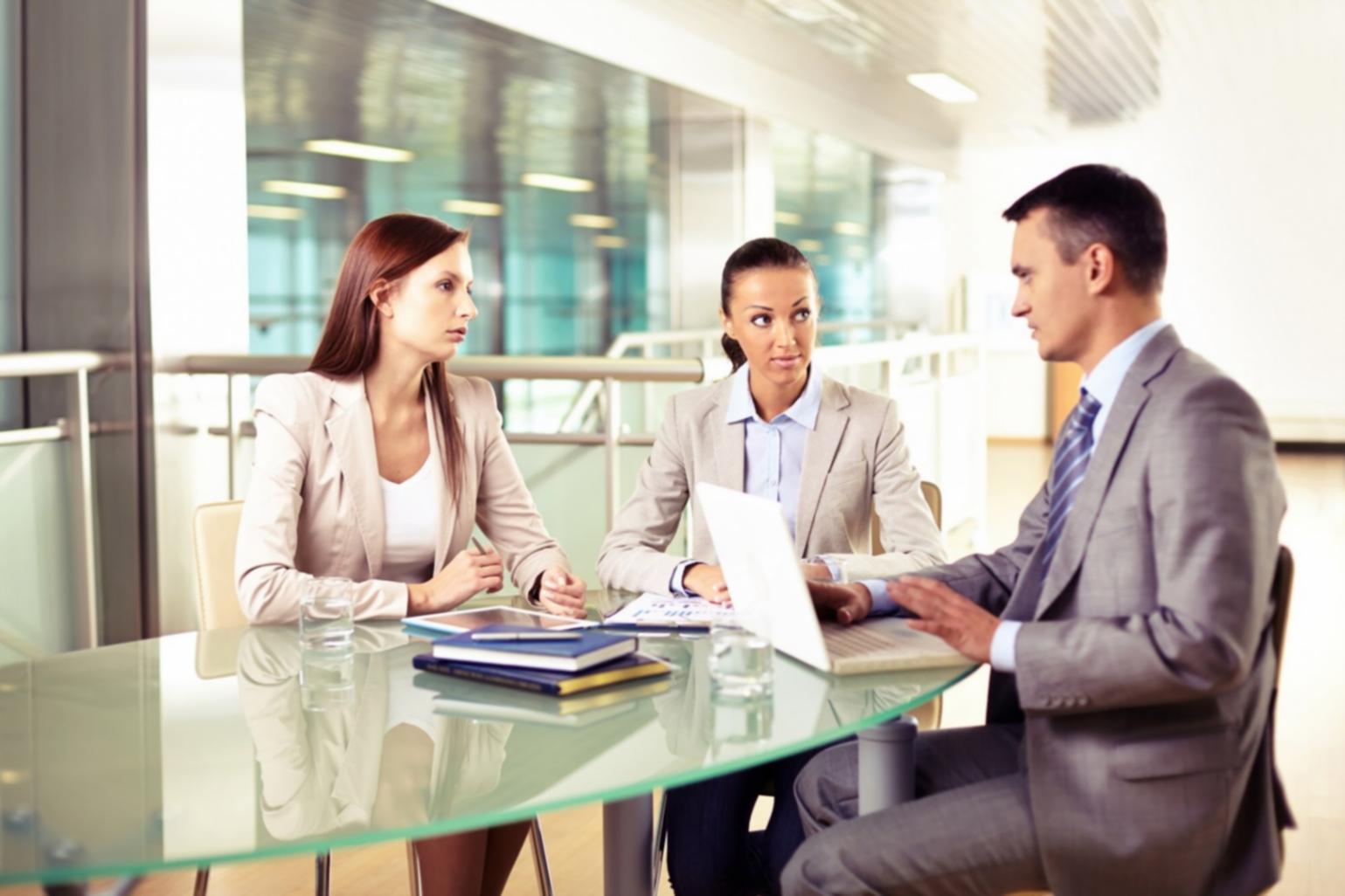 Dettaglio tecnica makeup professionale con pennello precision